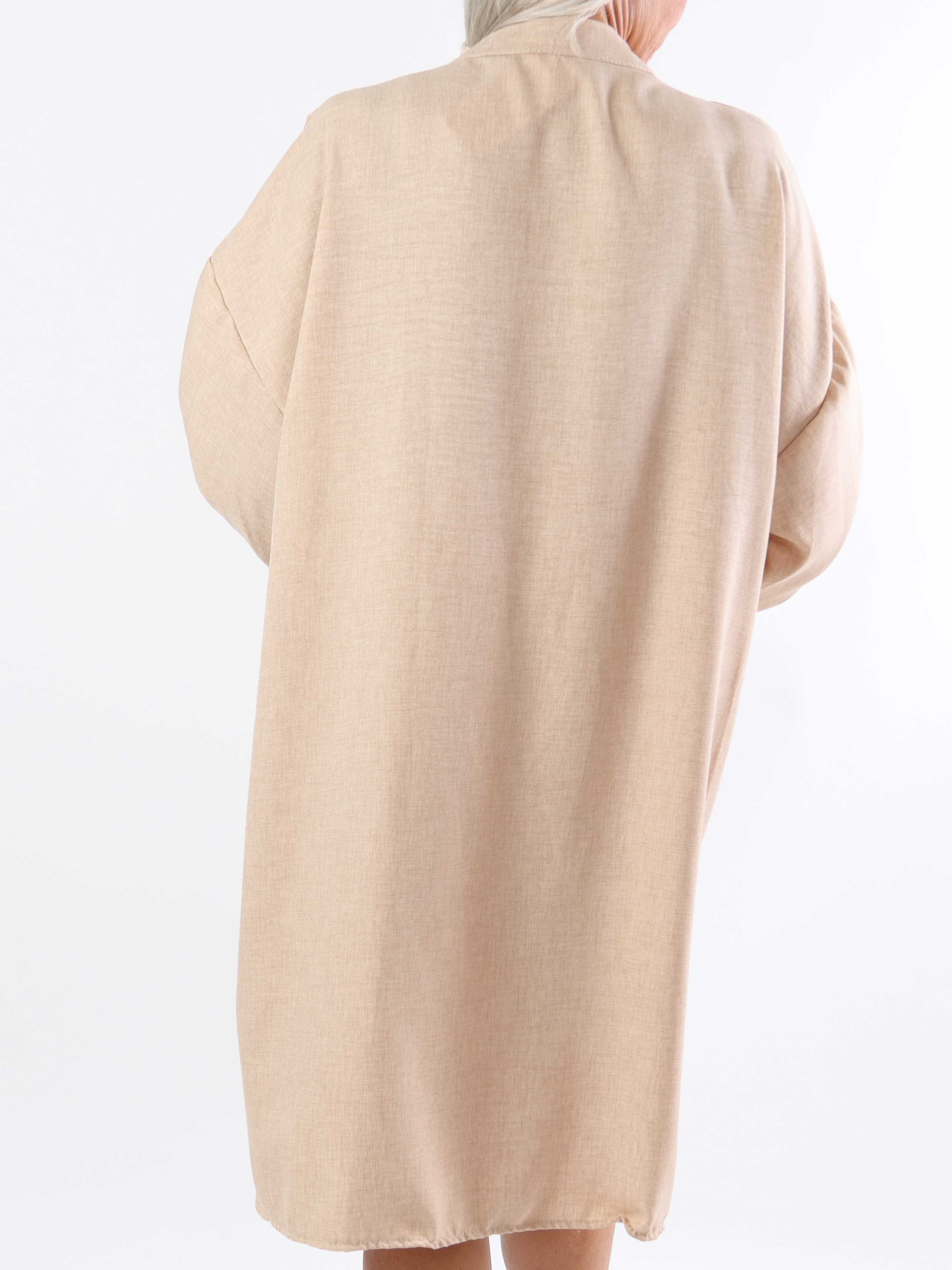 Cassia Plain - Plus size tunikakjole med flæser ved brystet